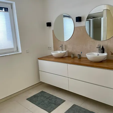 Semesterbostad Architektenhaus In Seenaehe Mit Grossem Garten