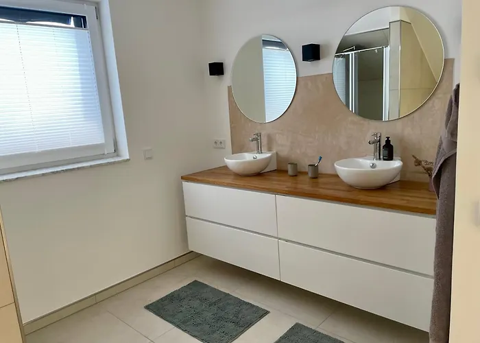 Semesterbostad Architektenhaus In Seenaehe Mit Grossem Garten